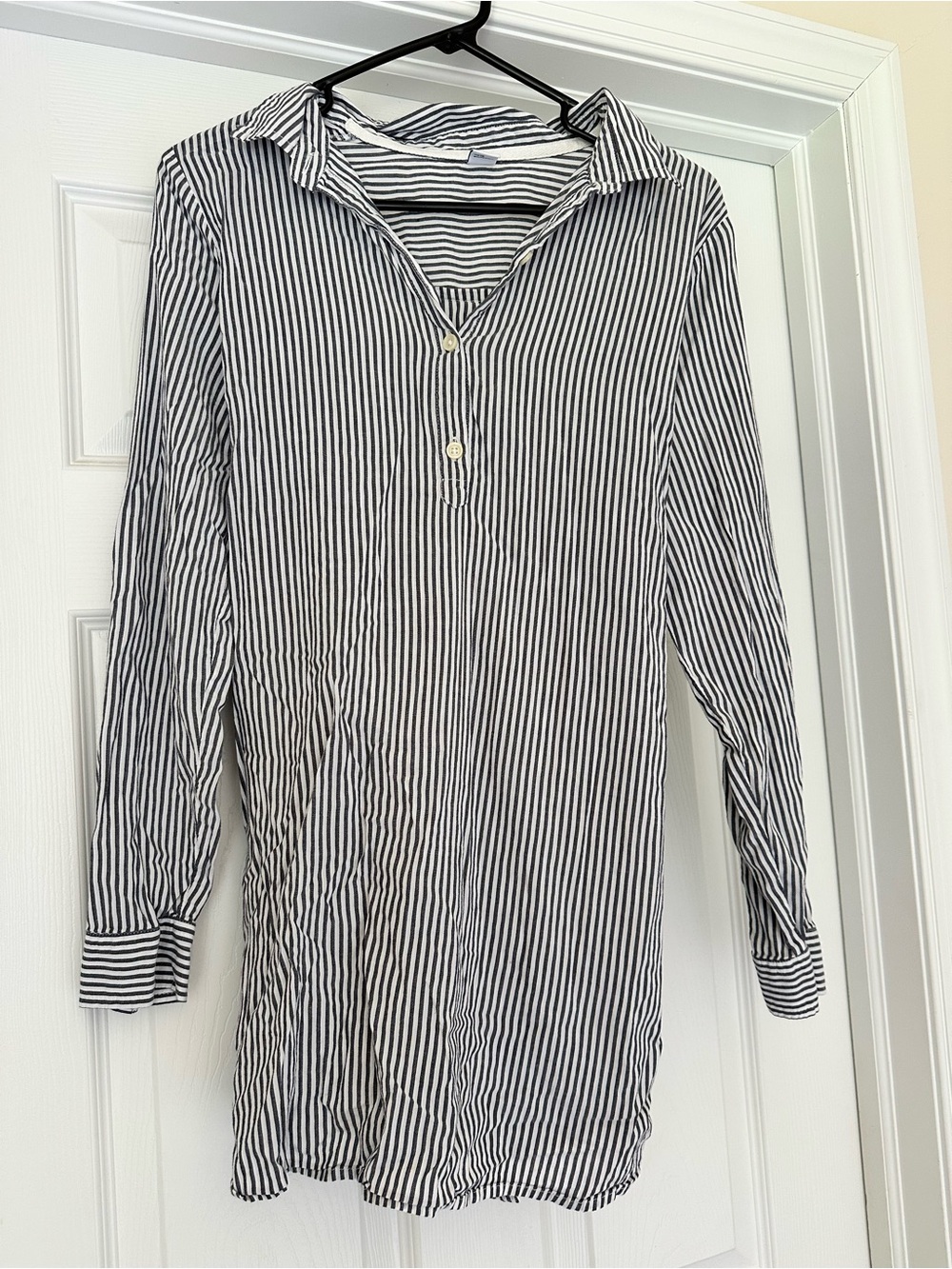 Old Navy Maternity M Gray White Striped Collared Button-Up Long Sleeve Tie Back